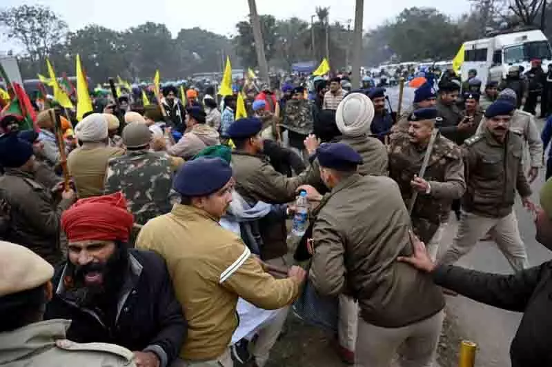 मोर्चा कार्यकर्ताओं की UT पुलिस से झड़प, 4 पुलिसकर्मी घायल