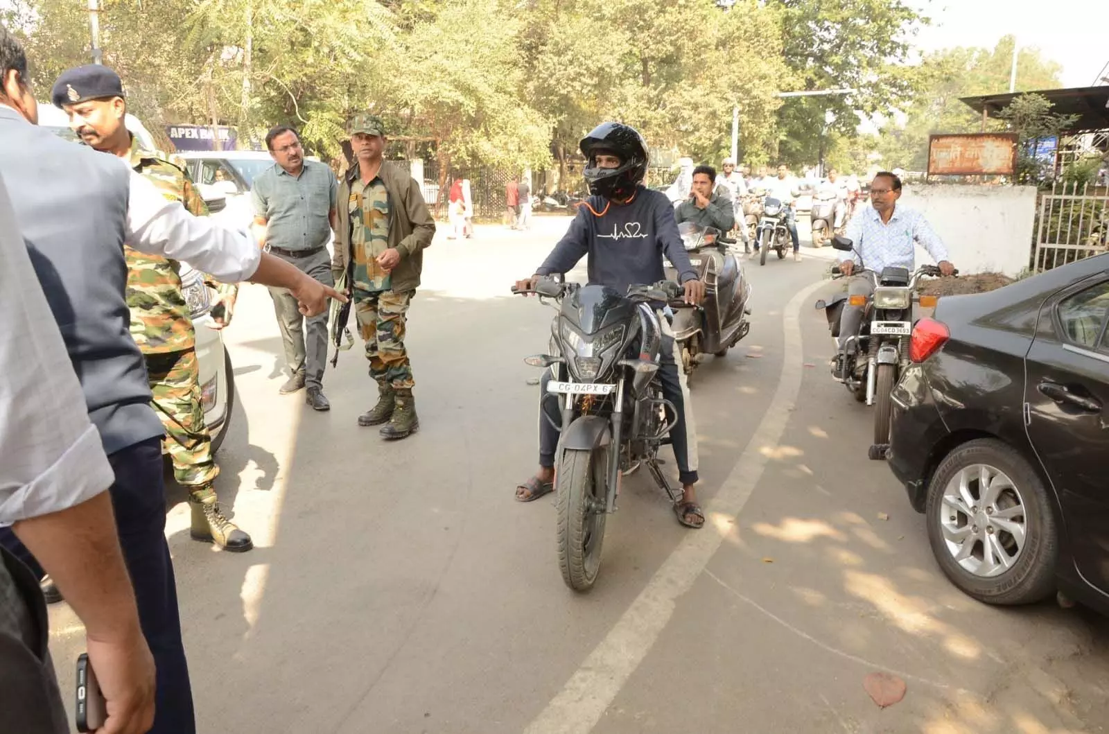 कलेक्टर ने तेज आवाज बाइक दौड़ा रहे युवक को रोका, 5 हजार का जुर्माना