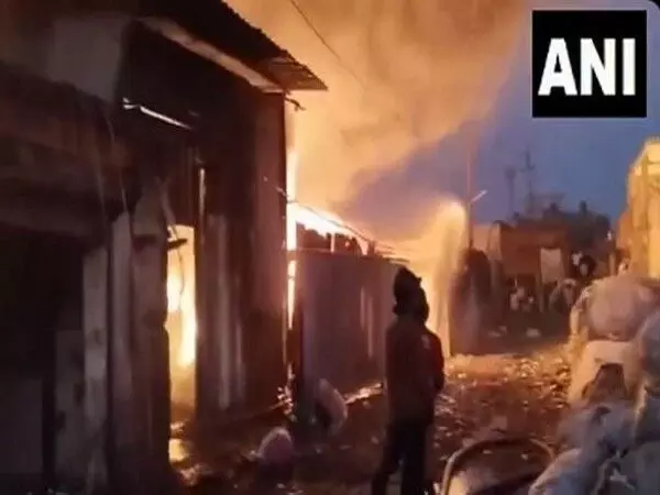 Valsad के गोदाम में लगी आग, कोई हताहत नहीं