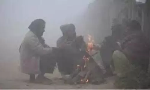UP News: बर्फीली हवाओं से बढ़ी ठंड, ठिठुरते रहे लोग