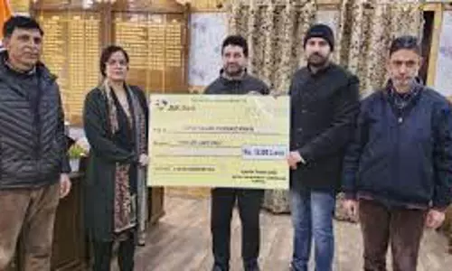 DC Kupwara ने ट्राउट फीड मिल की स्थापना के लिए मछली किसान को 12 लाख रुपये का चेक सौंपा DC Kupwara ने ट्राउट फीड मिल की स्थापना के लिए मछली किसान को 12 लाख रुपये का चेक सौंपा