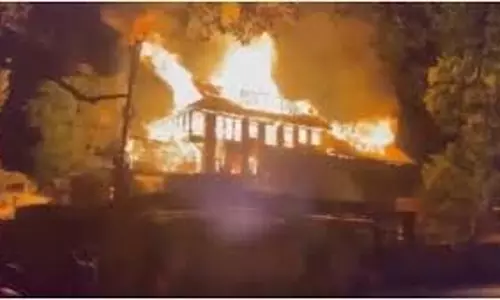 Srinagar : घर जलकर खाक, फायर ब्रिगेड को भी करनी पड़ी मशक्कत Srinagar : घर जलकर खाक, फायर ब्रिगेड को भी करनी पड़ी मशक्कत