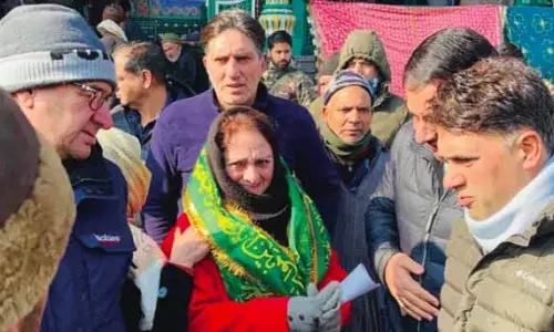 फिरदौस ने मल शमी में हब्बा कदल संविधान का दौरा किया