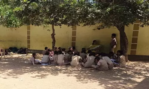 Tamil Nadu: मुथालियारपट्टी के सरकारी स्कूल के छात्र पेड़ों के नीचे पढ़ने को मजबूर Tamil Nadu: मुथालियारपट्टी के सरकारी स्कूल के छात्र पेड़ों के नीचे पढ़ने को मजबूर