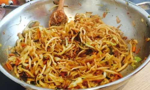 सरल नूडल स्टिर फ्राई रेसिपी