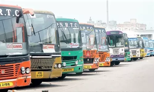 Andhra: एपीएसआरटीसी संक्रांति के लिए 7,200 विशेष बसें चलाएगा Andhra: एपीएसआरटीसी संक्रांति के लिए 7,200 विशेष बसें चलाएगा
