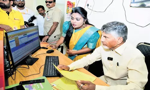 Andhra: सीएम नायडू ने कुप्पम में जन नायकुडु लॉन्च किया Andhra: सीएम नायडू ने कुप्पम में जन नायकुडु लॉन्च किया