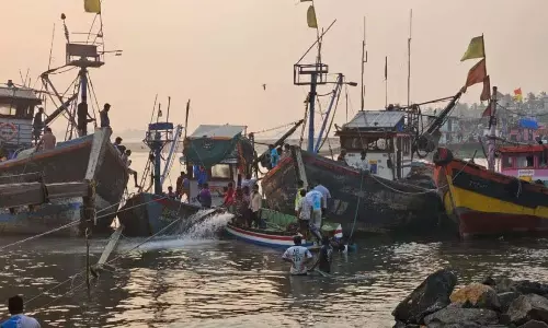 Alibaug के पास समुद्र में मछली पकड़ने वाली नाव डूबी, 15 नाविक सुरक्षित