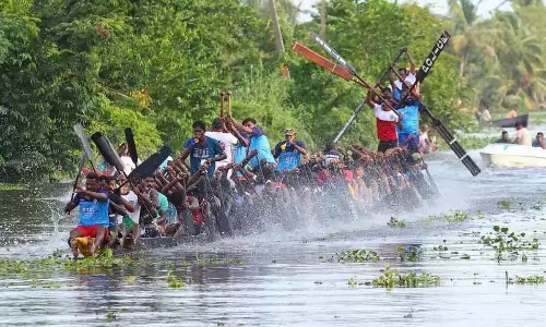 Andhra: कोनासीमा में नौका दौड़ का रोमांचकारी आयोजन Andhra: कोनासीमा में नौका दौड़ का रोमांचकारी आयोजन