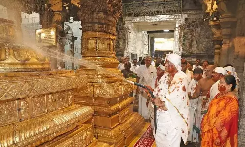 Andhra: कोइल अलवर तिरुमंजनम ने वैकुंठ एकादशी से पहले प्रदर्शन किया Andhra: कोइल अलवर तिरुमंजनम ने वैकुंठ एकादशी से पहले प्रदर्शन किया