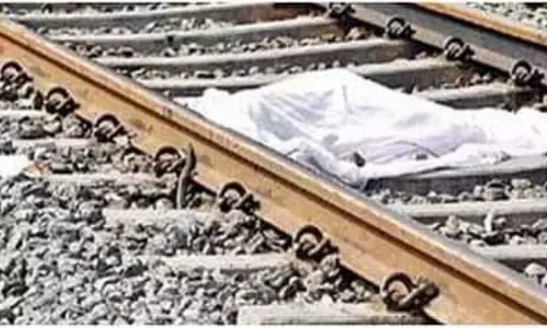 Karnal: ट्रेन के आगे कूदकर युवक ने की आत्महत्या, जांच में जुटी पुलिस Karnal: ट्रेन के आगे कूदकर युवक ने की आत्महत्या, जांच में जुटी पुलिस