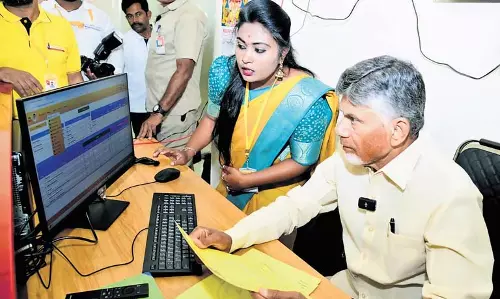 सीएम नायडू ने Kuppam में जन नायकुडु लॉन्च किया सीएम नायडू ने Kuppam में जन नायकुडु लॉन्च किया