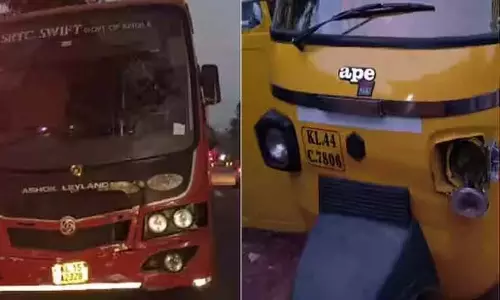 स्विफ्ट बस ऑटो की चपेट में आने से 4 साल की बच्ची की मौत: अस्पताल जाते समय हादसा स्विफ्ट बस ऑटो की चपेट में आने से 4 साल की बच्ची की मौत: अस्पताल जाते समय हादसा