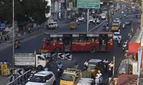 Avinashi रोड पर उप्पिलीपलायम जंक्शन बना ब्लाइंड स्पॉट Avinashi रोड पर उप्पिलीपलायम जंक्शन बना ब्लाइंड स्पॉट