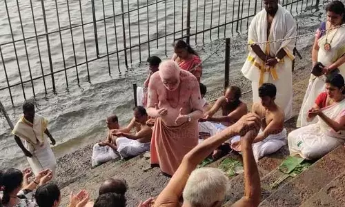 MT वासुदेवन नायर का परिवार थिरुनावाया में बाली तर्पणम