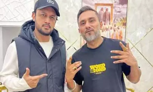 हनी सिंह अपने भाई आतिफ असलम के साथ पोज देते हुए