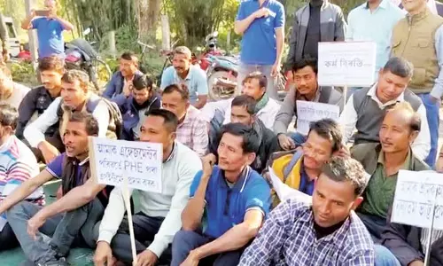Assam : पीएचई विभाग के अस्थायी कर्मचारियों ने अनसुलझे शिकायतों के विरोध
