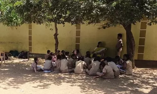 मुथलियारपट्टी के Government स्कूल के छात्र पेड़ों के नीचे पढ़ने को मजबूर