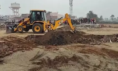 Khatauli: MDA का अवैध कालोनियों पर चला बुलडोजर Khatauli: MDA का अवैध कालोनियों पर चला बुलडोजर