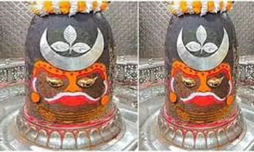 Ujjain : भस्म आरती में रजत चंद्र, बिल्वपत्र और रुद्राक्ष की माला से  सजे  महाकाल