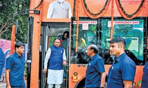 मुख्यमंत्री माझी ने Odisha में डबल डेकर बस सेवा का शुभारंभ किया मुख्यमंत्री माझी ने Odisha में डबल डेकर बस सेवा का शुभारंभ किया