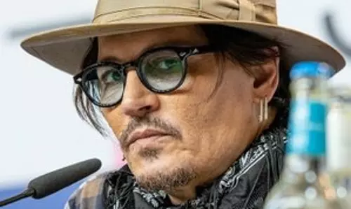 Johnny Depp ने अपने प्रशंसकों को ऑनलाइन उनके नाम पर धोखाधड़ी करने वालों के बारे में चेतावनी दी