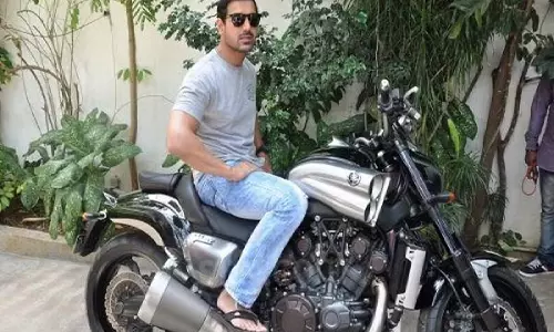 जॉन अब्राहम सड़क पर बाइक चलाते नजर आए