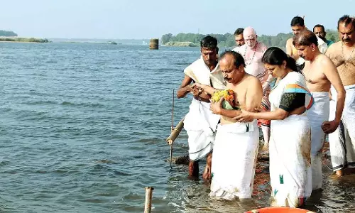 Kerala : एमटी वासुदेवन नायर का परिवार थिरुनावाया में बाली तर्पणम करता Kerala : एमटी वासुदेवन नायर का परिवार थिरुनावाया में बाली तर्पणम करता