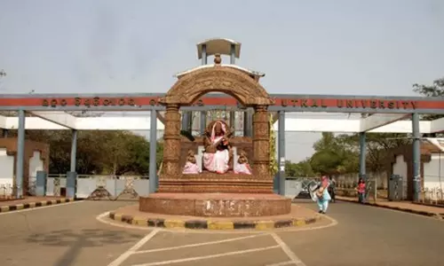 Odisha: उत्कल विश्वविद्यालय के कर्मचारियों ने गैर-शिक्षण पदों में कटौती के खिलाफ प्रदर्शन किया