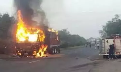 Up News: हल्का सा छू जाने पर गुस्से में बाइक सवार ने ट्रक में लगाई आग Up News: हल्का सा छू जाने पर गुस्से में बाइक सवार ने ट्रक में लगाई आग