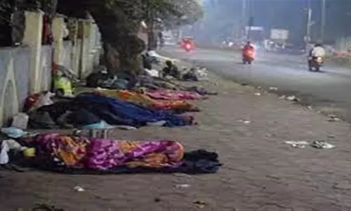 Lucknow: प्रमुख सचिव ने फुटपाथ पर सोने वाले लोगों को रैन बसेरों में पहुंचाने का निर्देश