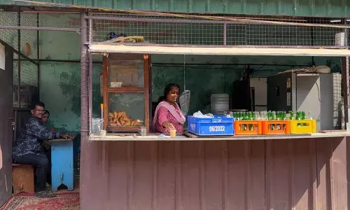 Kerala : कलोलसवम प्रभाव उत्सव के बीच स्थानीय दुकानें कैसे फल-फूल रही Kerala : कलोलसवम प्रभाव उत्सव के बीच स्थानीय दुकानें कैसे फल-फूल रही