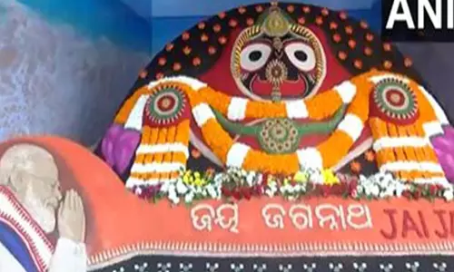 रेत कलाकार सुदर्शन पटनायक की कलाकृतियां Bhubaneswar में प्रवासी भारतीय दिवस के आयोजन स्थल को सजा रही