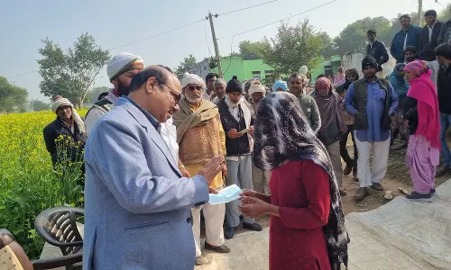 District collector ने बालिका के परिवार से मुलाकात ,एक लाख का चेक किया प्रदान