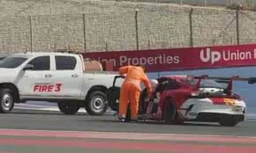 Dubai race प्रैक्टिस के दौरान 180 किमी/घंटा की रफ्तार से अजित की कार दुर्घटनाग्रस्त Dubai race प्रैक्टिस के दौरान 180 किमी/घंटा की रफ्तार से अजित की कार दुर्घटनाग्रस्त