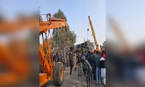 भीषण सड़क हादसे में तीन स्कूली बच्चों सहित 4 की मौत, 8 घायल, पुलिस-प्रशासन के अफसर मौके पर भीषण सड़क हादसे में तीन स्कूली बच्चों सहित 4 की मौत, 8 घायल, पुलिस-प्रशासन के अफसर मौके पर