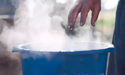 NCR Loni: दो साल का बच्चा खेलते हुए गर्म पानी की बाल्टी में गिरा