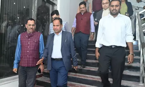 जब रायपुर कलेक्टर ने प्रेशर हॉर्न बजा रहे बाइक सवार युवक को रोका...VIDEO