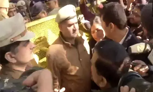 शीश महल के दावों की जांच करने दिल्ली CM आवास पहुंचे आप नेता, पुलिस ने रोका