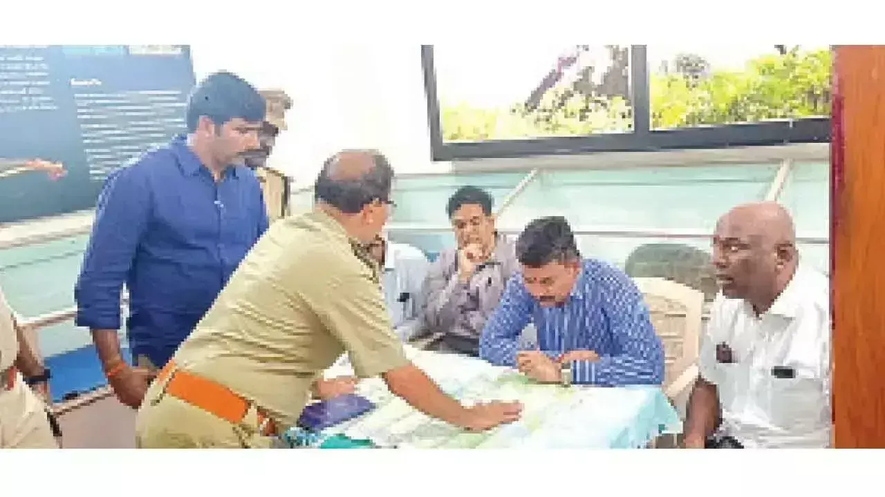 Andhra: लाल चंदन की तस्करी रोकने के प्रयास तेज करें Andhra: लाल चंदन की तस्करी रोकने के प्रयास तेज करें