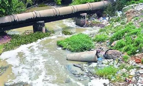 Telangana: सेरिलिंगमपल्ली में पीने के पानी का ड्रेनेज के साथ मिश्रण Telangana: सेरिलिंगमपल्ली में पीने के पानी का ड्रेनेज के साथ मिश्रण