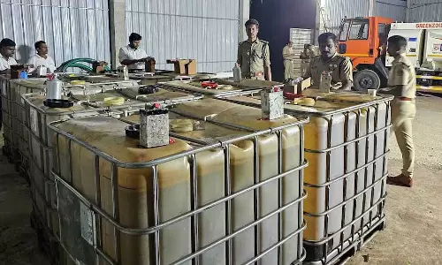 Kozhikode में गोदाम में अवैध रूप से रखे गए निम्न गुणवत्ता वाले पेट्रोलियम उत्पाद जब्त Kozhikode में गोदाम में अवैध रूप से रखे गए निम्न गुणवत्ता वाले पेट्रोलियम उत्पाद जब्त
