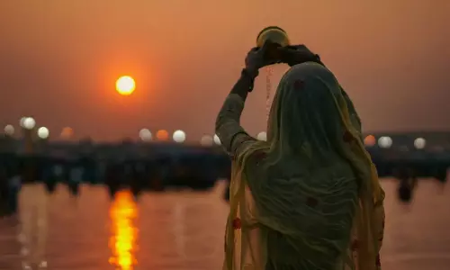 Makar Sankranti पर भगवान सूर्य देव को इस विधि से अर्घ्य दें