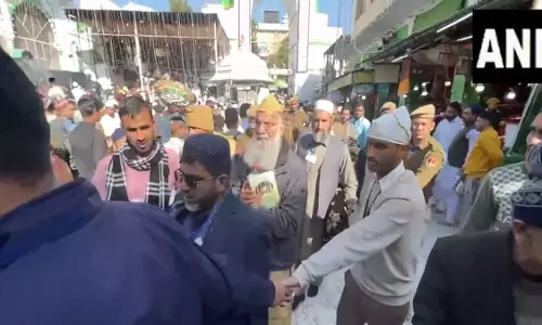 अजमेर दरगाह में चादर चढाने पहुंचे 100 पाकिस्तानी, देखें VIDEO... अजमेर दरगाह में चादर चढाने पहुंचे 100 पाकिस्तानी, देखें VIDEO...
