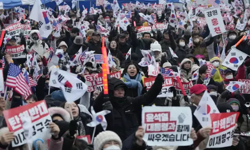 South Korea: सैकड़ों लोगों ने राष्ट्रपति निवास के निकट रैली निकाली