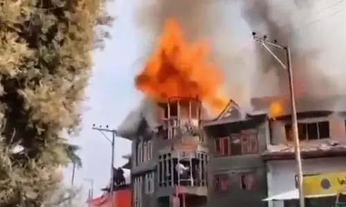 श्रीनगर जिले के हजरतबल इलाके में दोपहर को लगी भीषण आग, Video