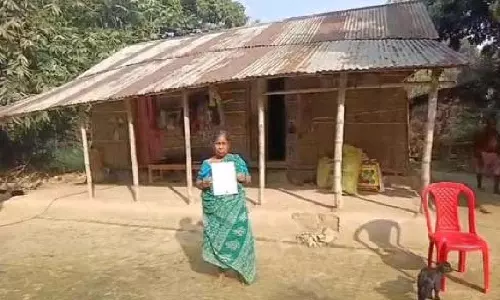 बुजुर्ग महिला ने Trinamool कांग्रेस नेता के बेटे पर राज्य सरकार के आवास अनुदान को हड़पने का आरोप लगाया