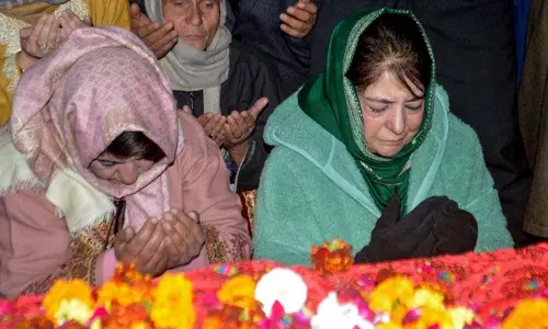 महबूबा ने बढ़ती बेरोजगारी और कर्मचारियों की बर्खास्तगी को लेकर NC सरकार पर निशाना साधा