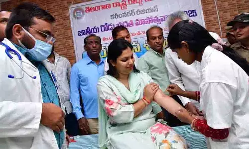 Karimnagar Collector ने राष्ट्रीय सड़क सुरक्षा सप्ताह के तहत आयोजित शिविर में रक्तदान किया