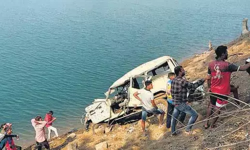 Thane : वैतरणा बांध के पास जीप के खड्ड में गिरी, बुजुर्ग की मौत, 8 घायल